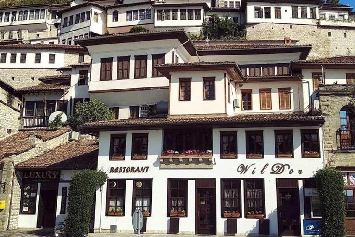 um grande edifício branco com janelas em uma montanha