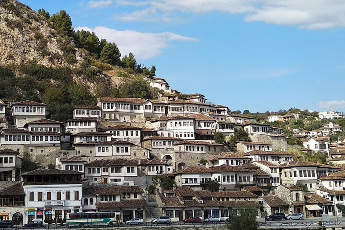 um monte de casas na encosta de uma colina