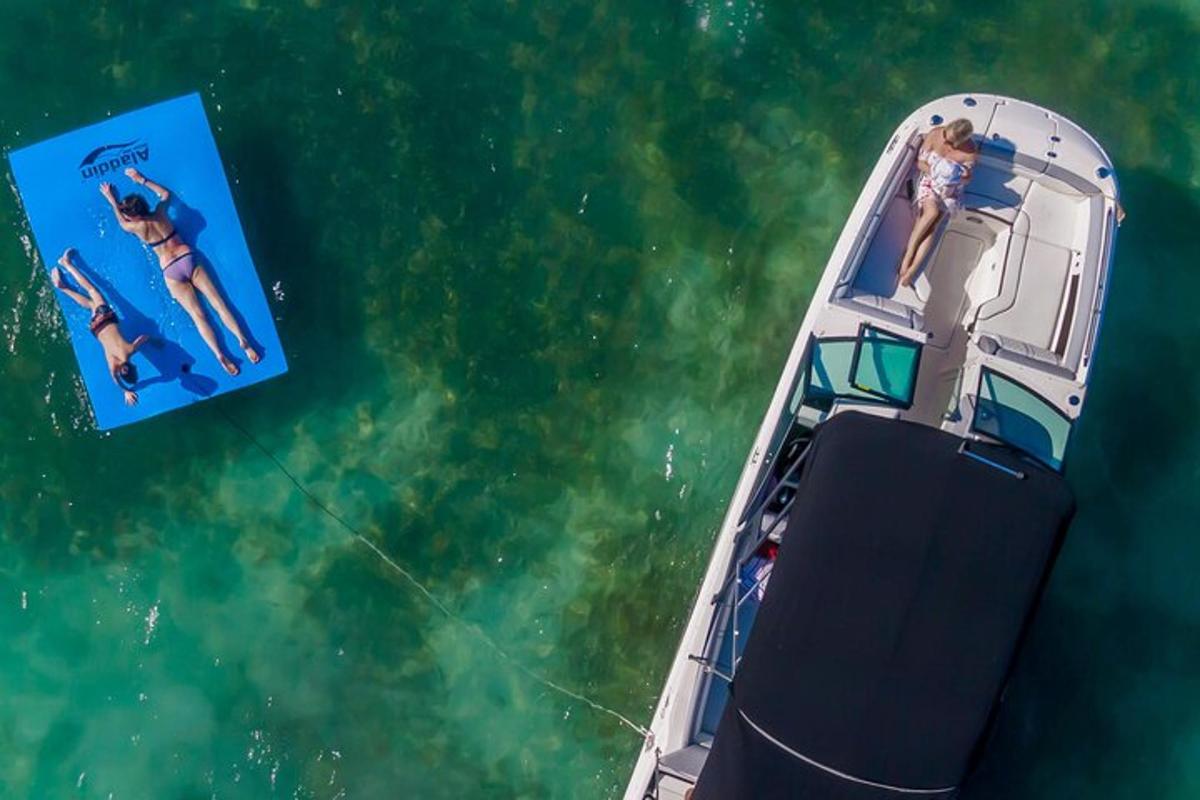 una vista dall'alto di una barca in acqua