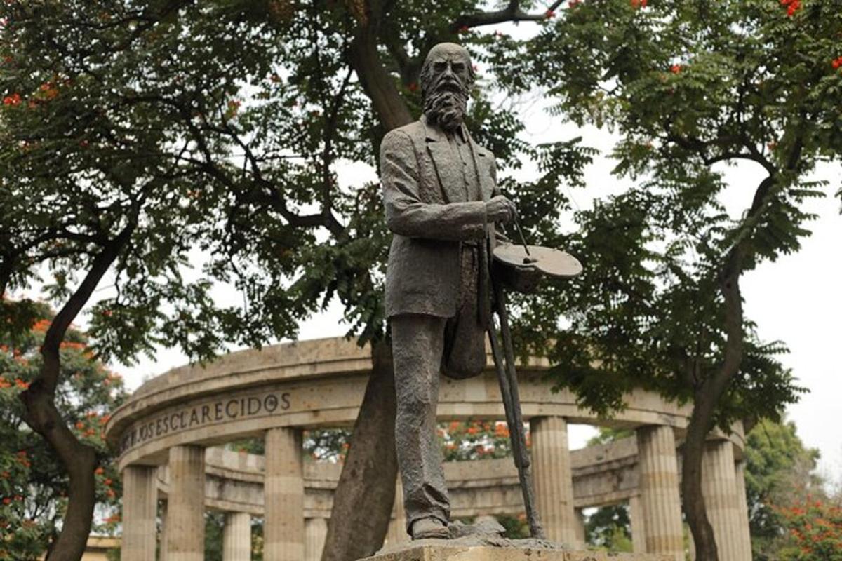 en statue av en mann som står foran en bygning