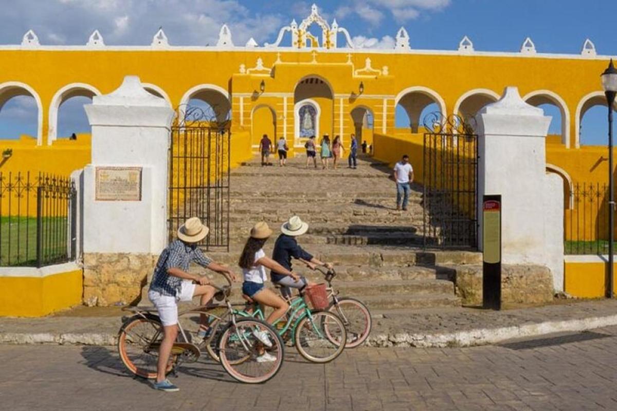 un grup de persones anant en bicicleta davant d'un edifici groc