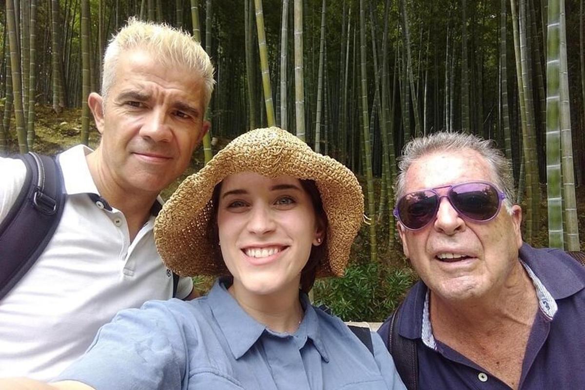 két férfi és egy nő pózol egy képhez
