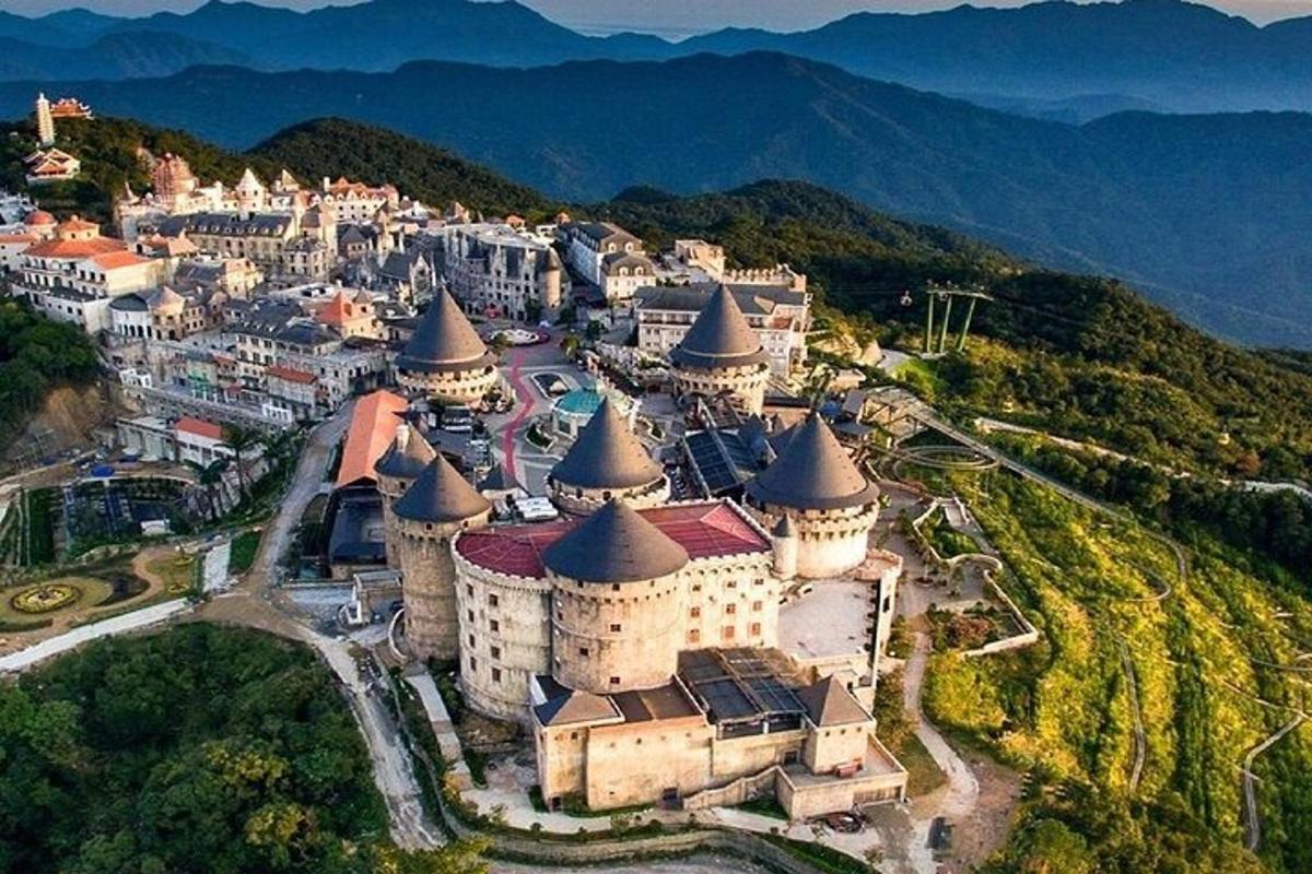 Letecký pohled na hrad s horami v pozadí