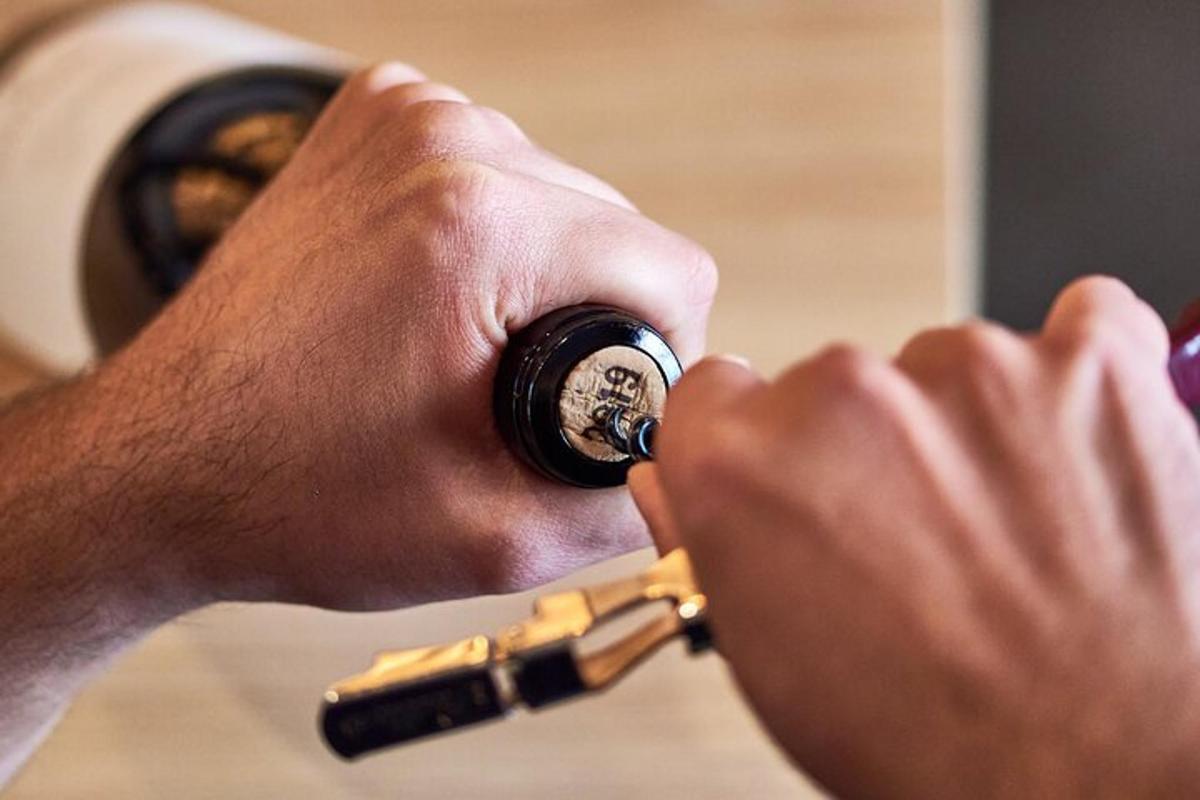 un uomo guarda l'orologio al polso