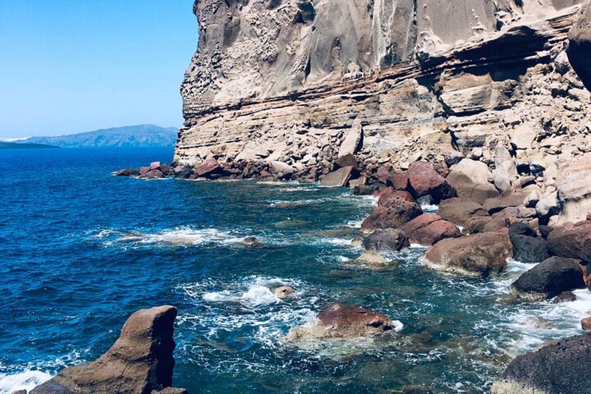 pantai berbatu dengan batu di dalam air