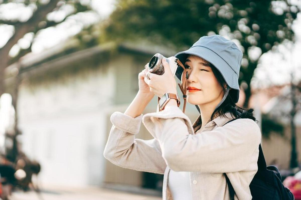 一名女子正在用相机拍照