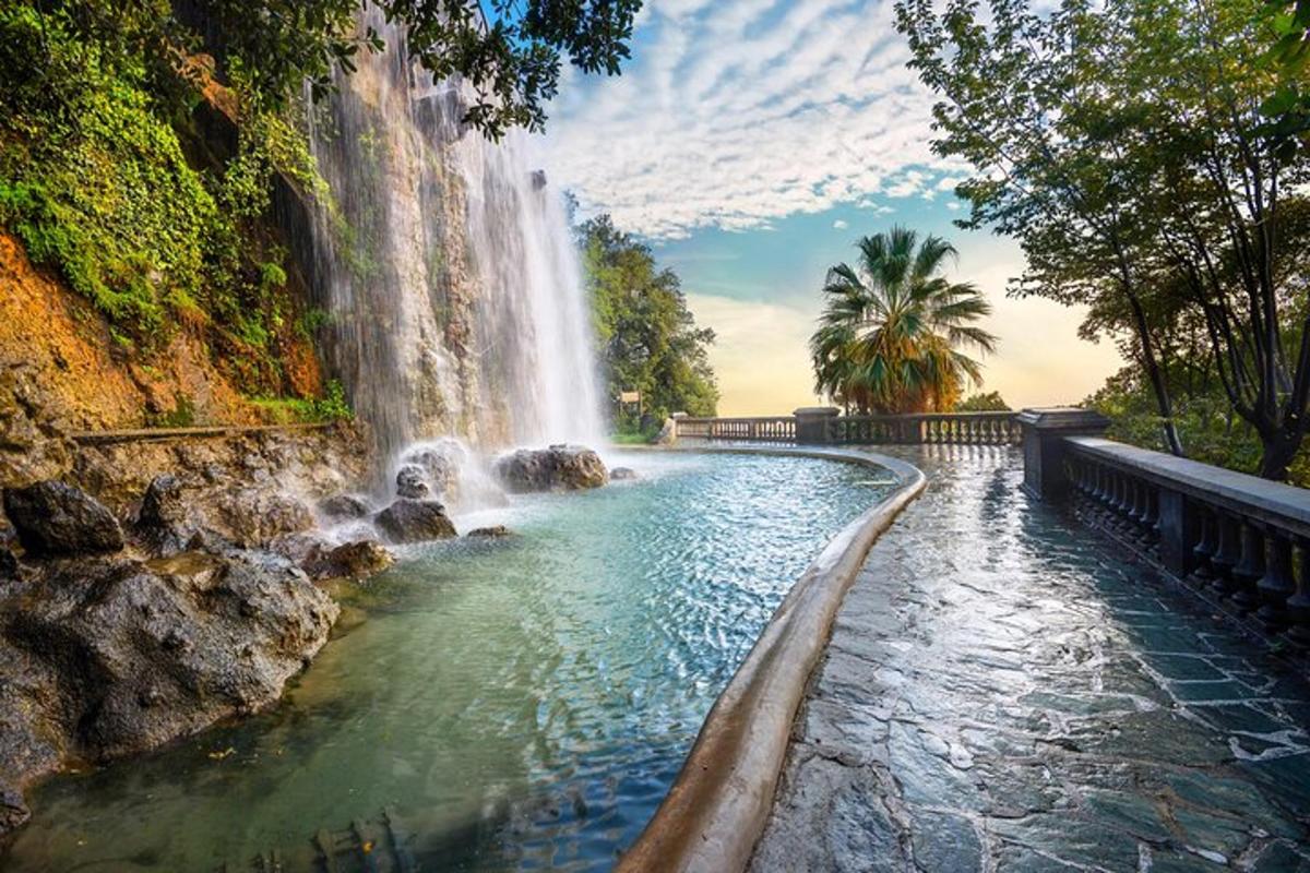 une cascade devant un bassin d'eau