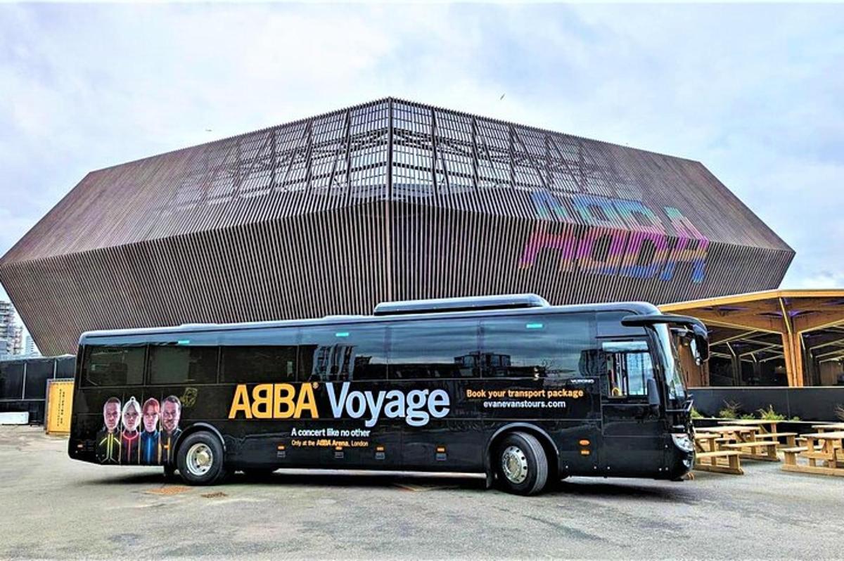 černý autobus zaparkovaný před velkou budovou