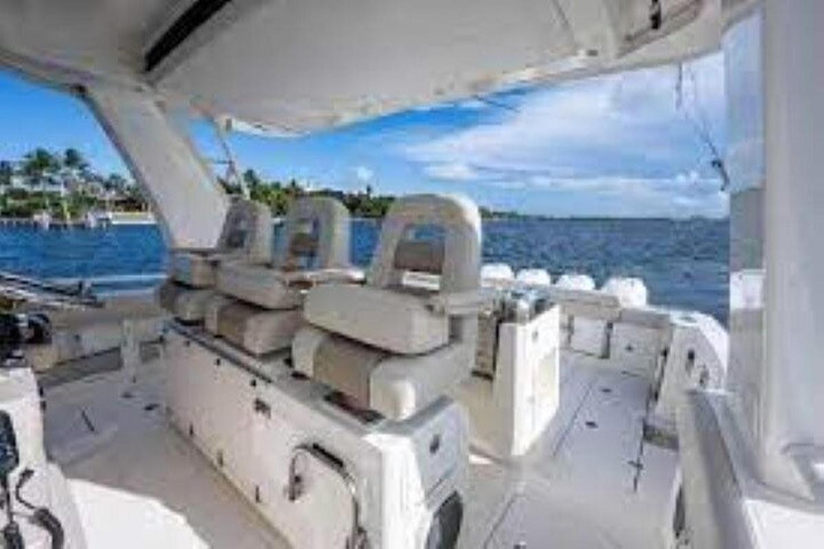 ein Blick auf das Cockpit eines Bootes auf dem Wasser
