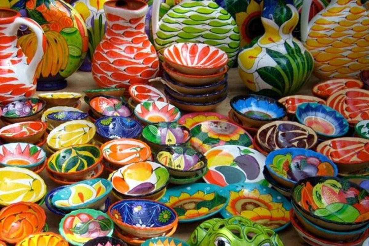 un gruppo di ciotole e vasi colorati su un tavolo
