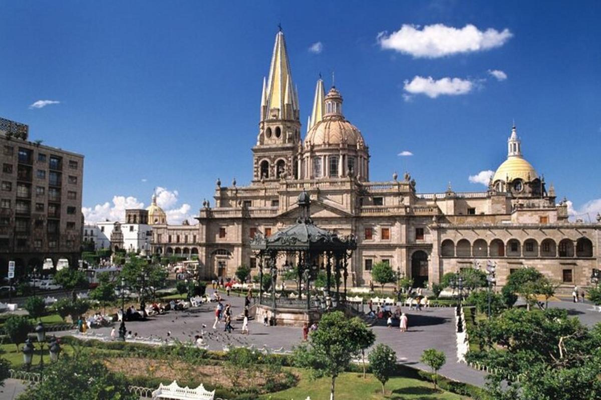 un grande edificio con delle cupole in cima