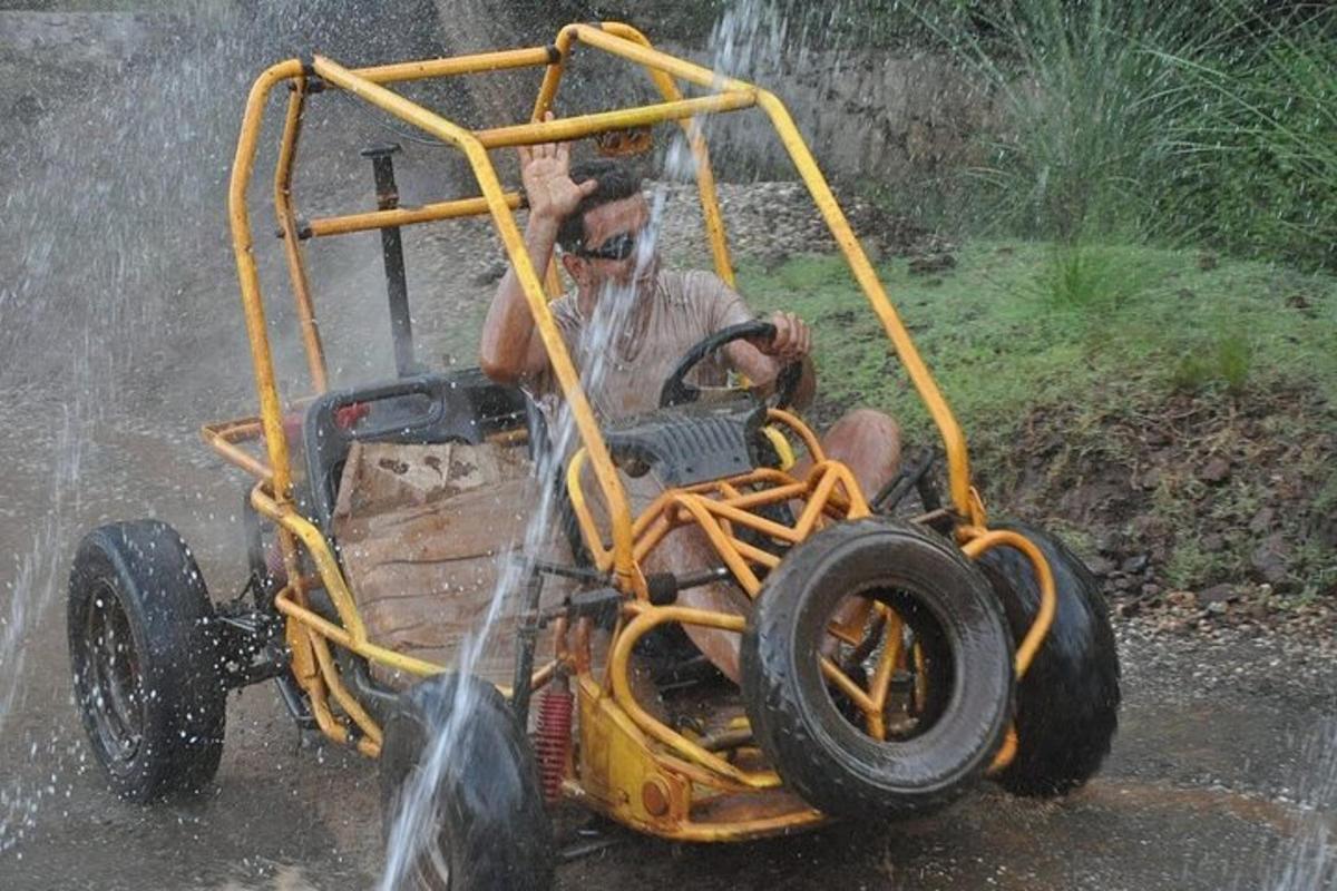 seorang lelaki menaiki kereta golf mainan dalam hujan