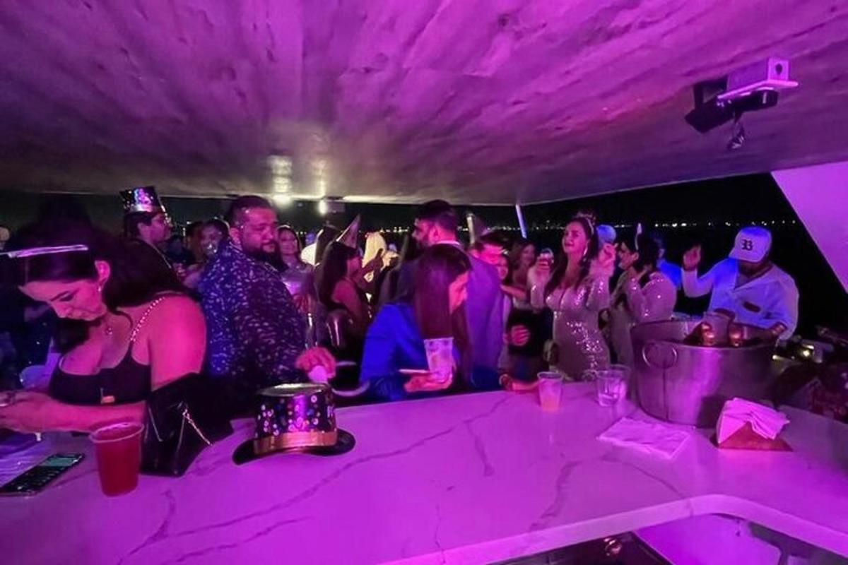 grupė žmonių vakarėlyje su violetinėmis lemputėmis