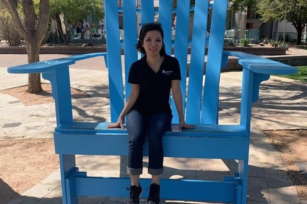 uma mulher sentada em uma cadeira azul