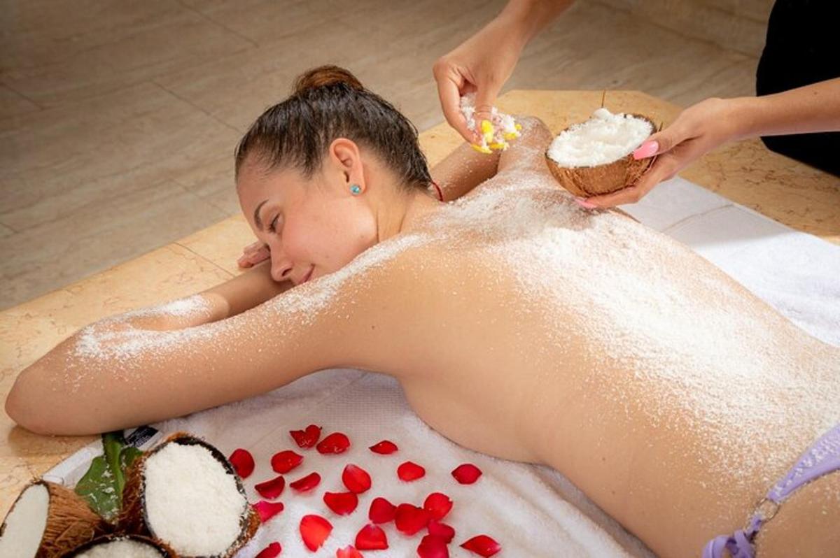 seorang gadis muda berbaring di dalam tab mandi mendapatkan urutan