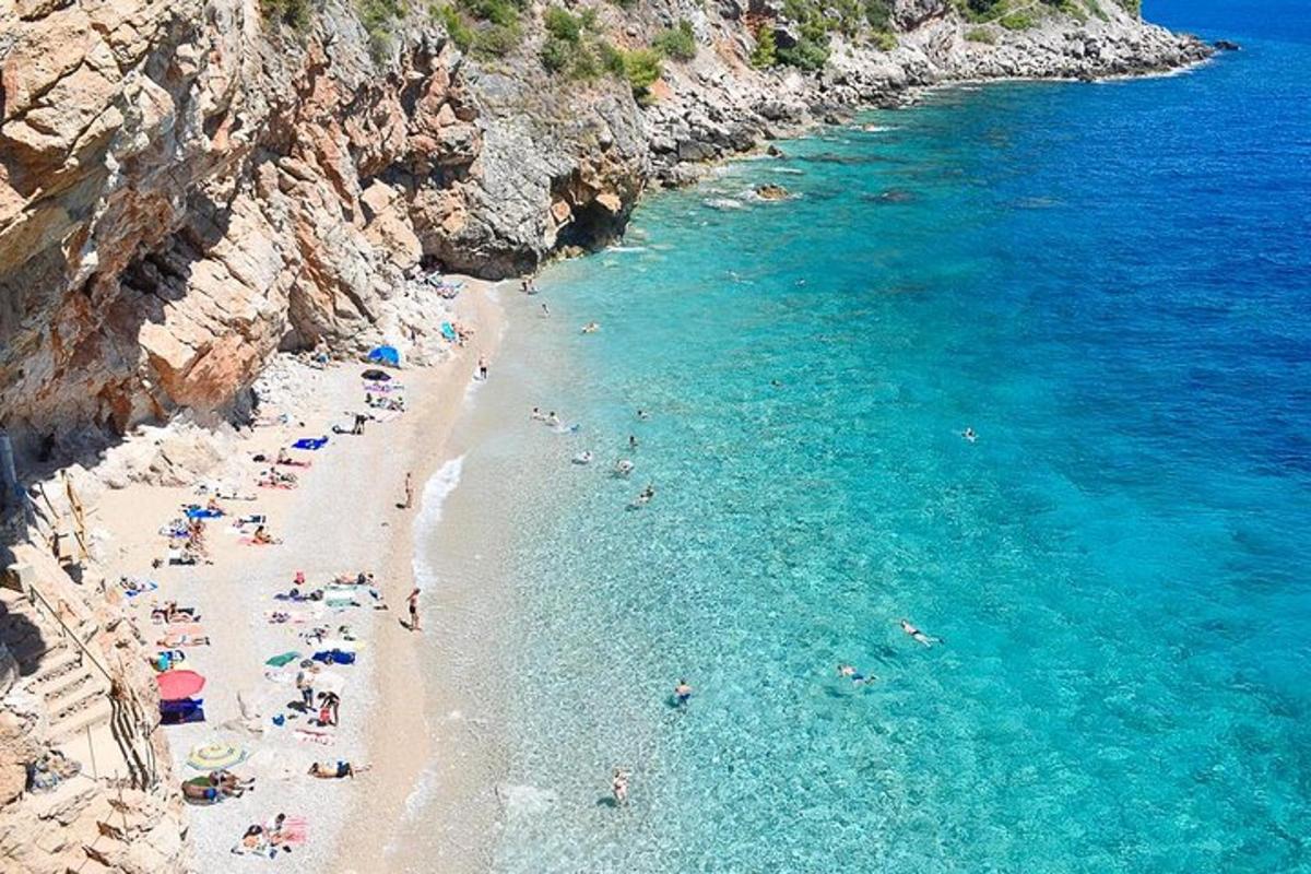 μια ομάδα ανθρώπων σε μια παραλία στο νερό