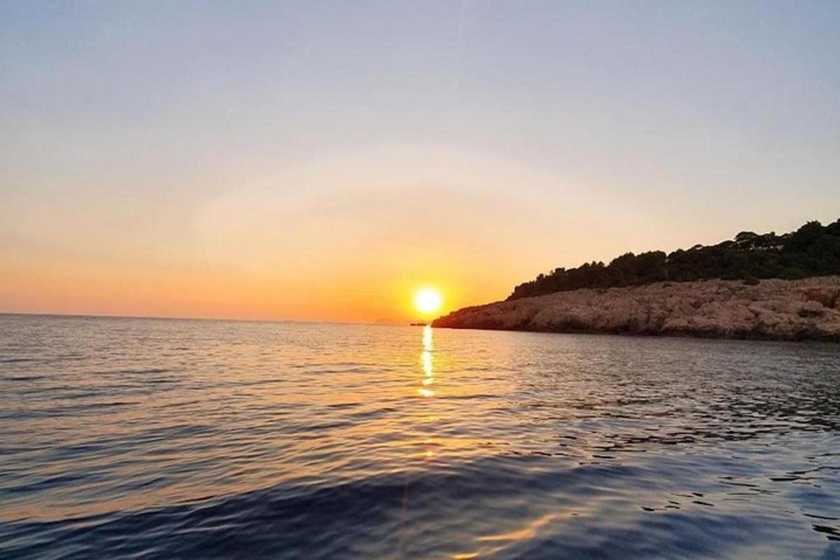 sončni zahod nad vodno površino s sončnim zahodom