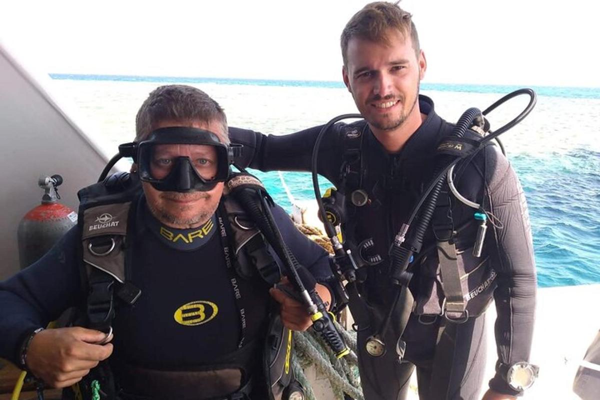 Dos hombres están parados en un bote en el agua.