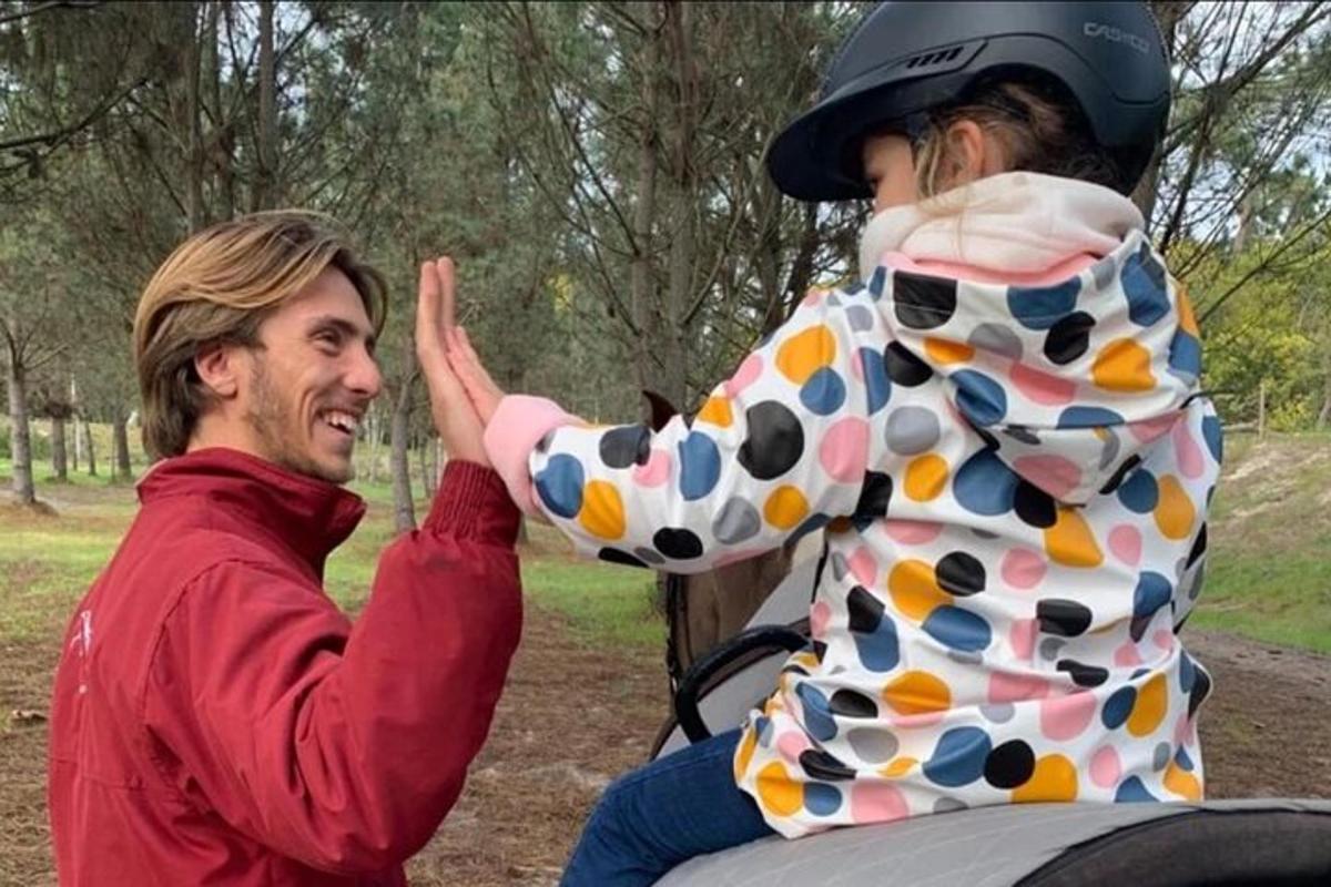 Ein Mann gibt einem kleinen Mädchen ein High Five