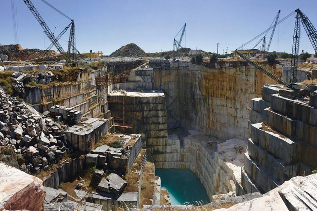 大坝与施工设备的俯视图