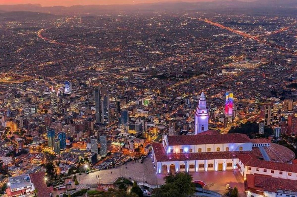 una vista aerea di una città con una torre dell'orologio