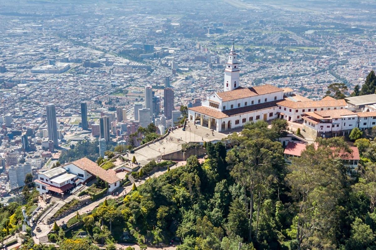 un edificio in cima a una collina con una città