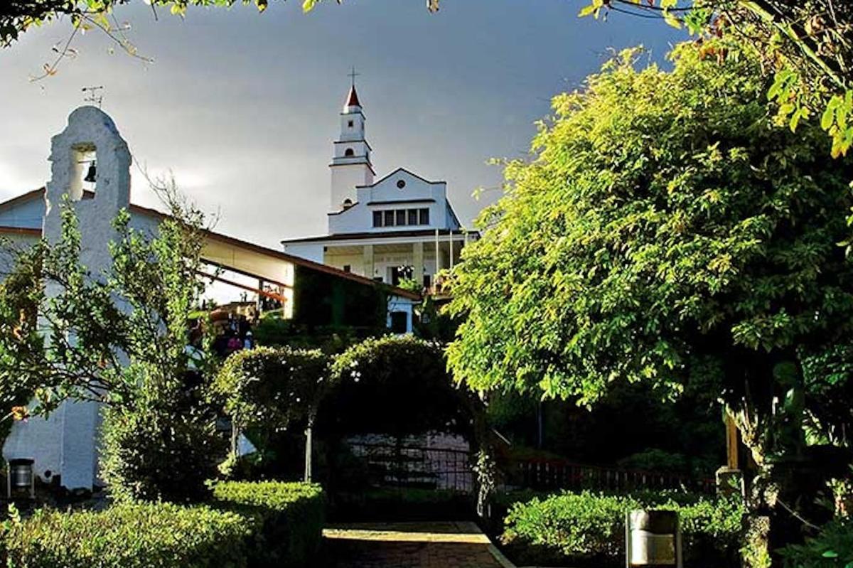 un grande edificio con un campanile in cima