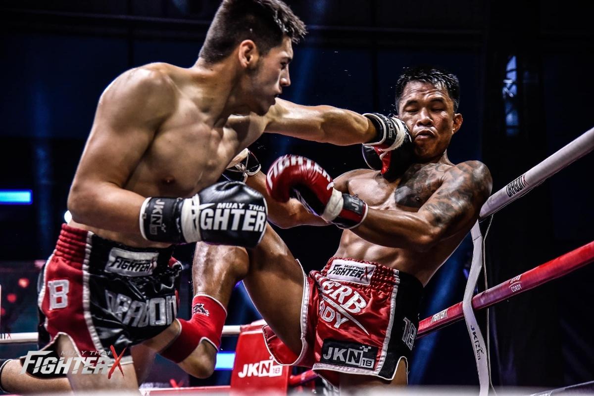 two men are fighting in a boxing match