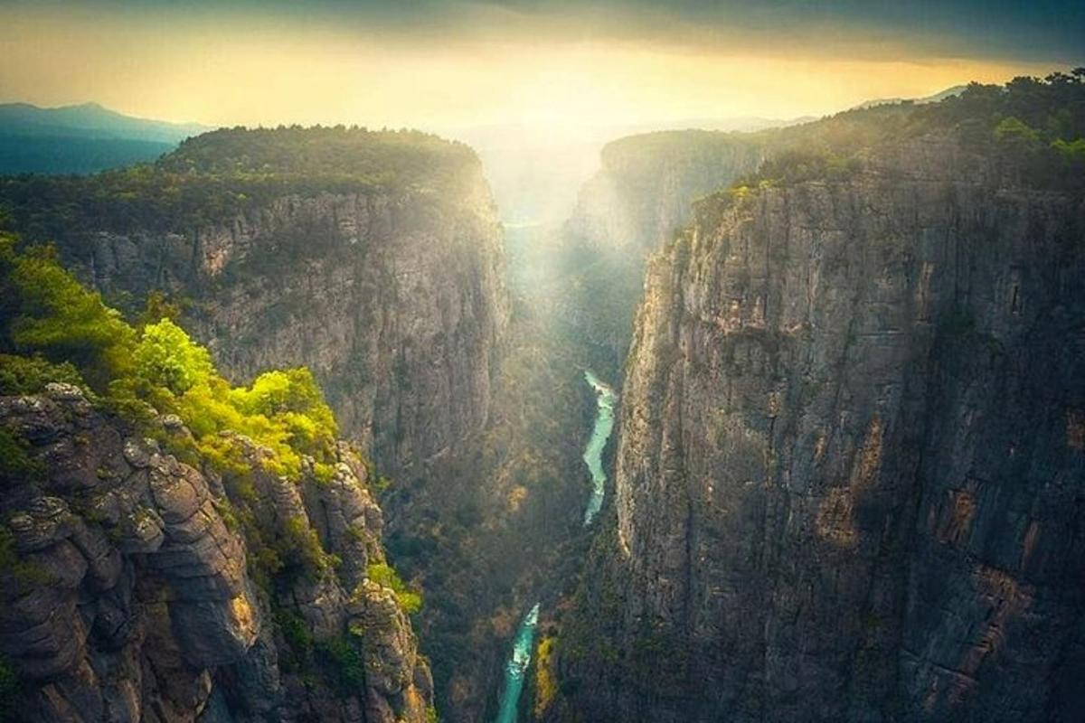una vista di un canyon con un fiume nel mezzo
