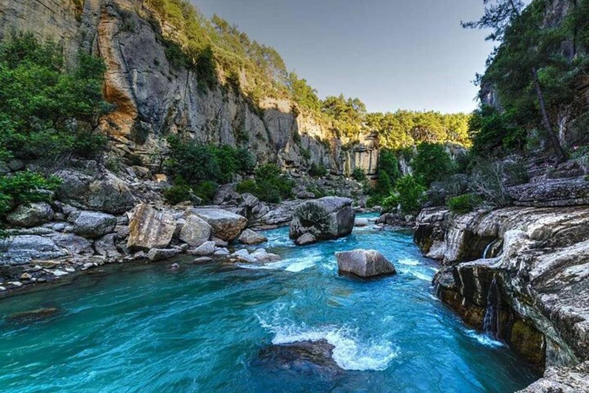 un fiume con acqua blu e rocce in un canyon