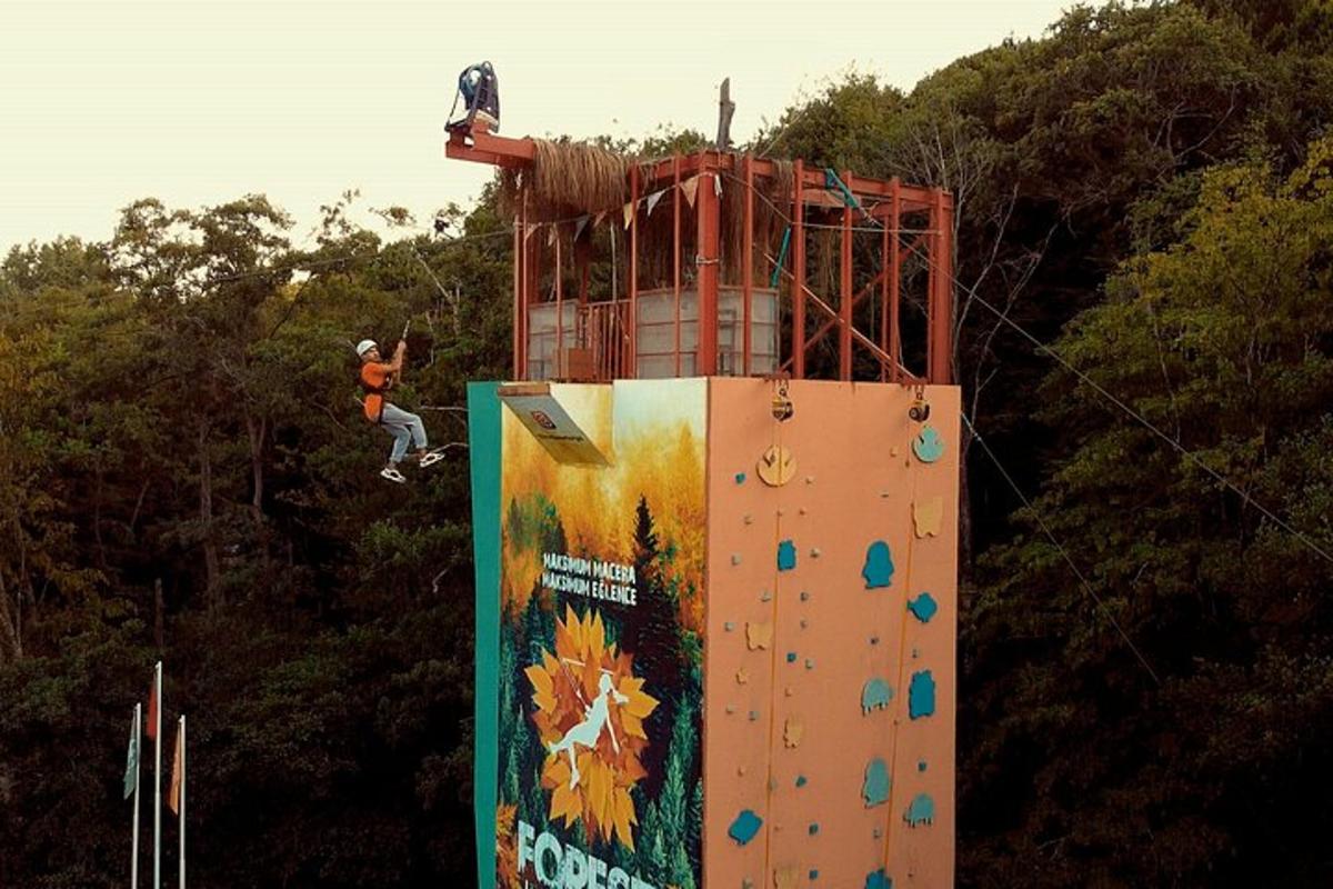 un home està escalant un rocòdrom
