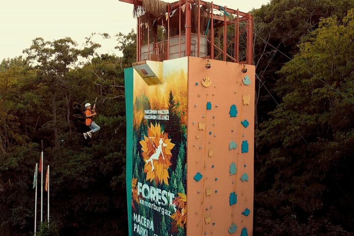 una persona està al rocòdrom d'una torre d'escalada