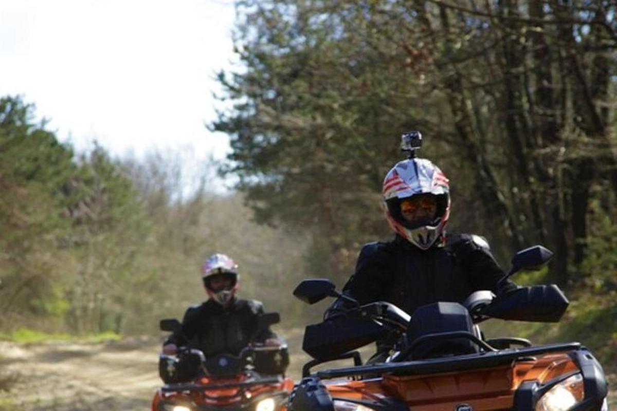 dues persones que conduïen motocicletes per un camí de terra