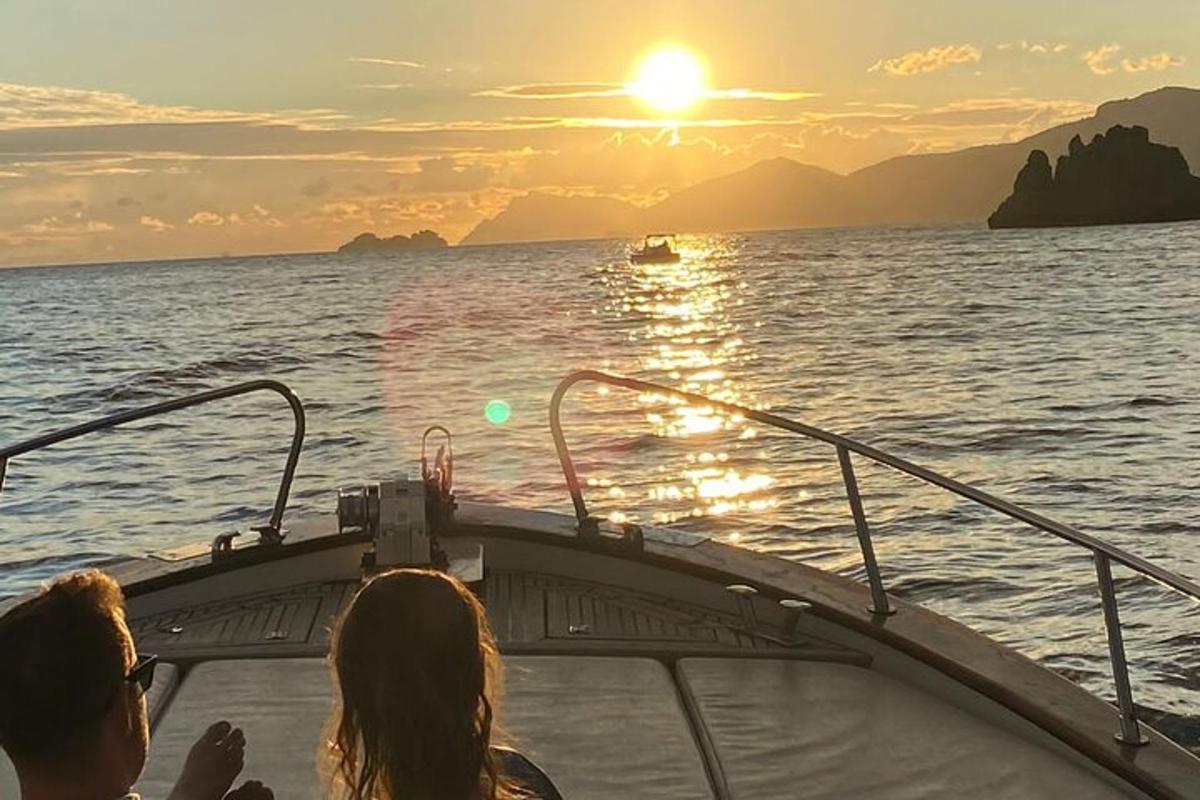 ένας άντρας και μια γυναίκα σε μια βάρκα στον ωκεανό