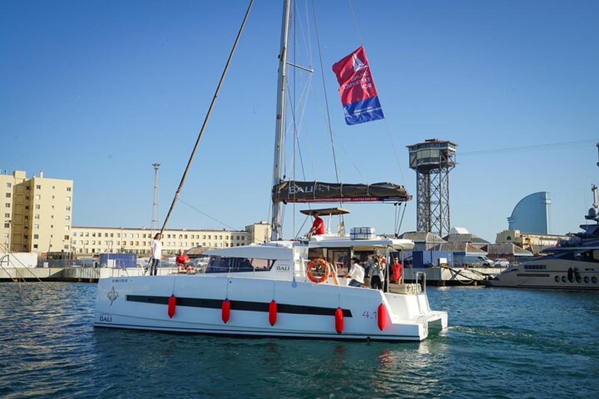 un vaixell blanc a l'aigua amb una bandera