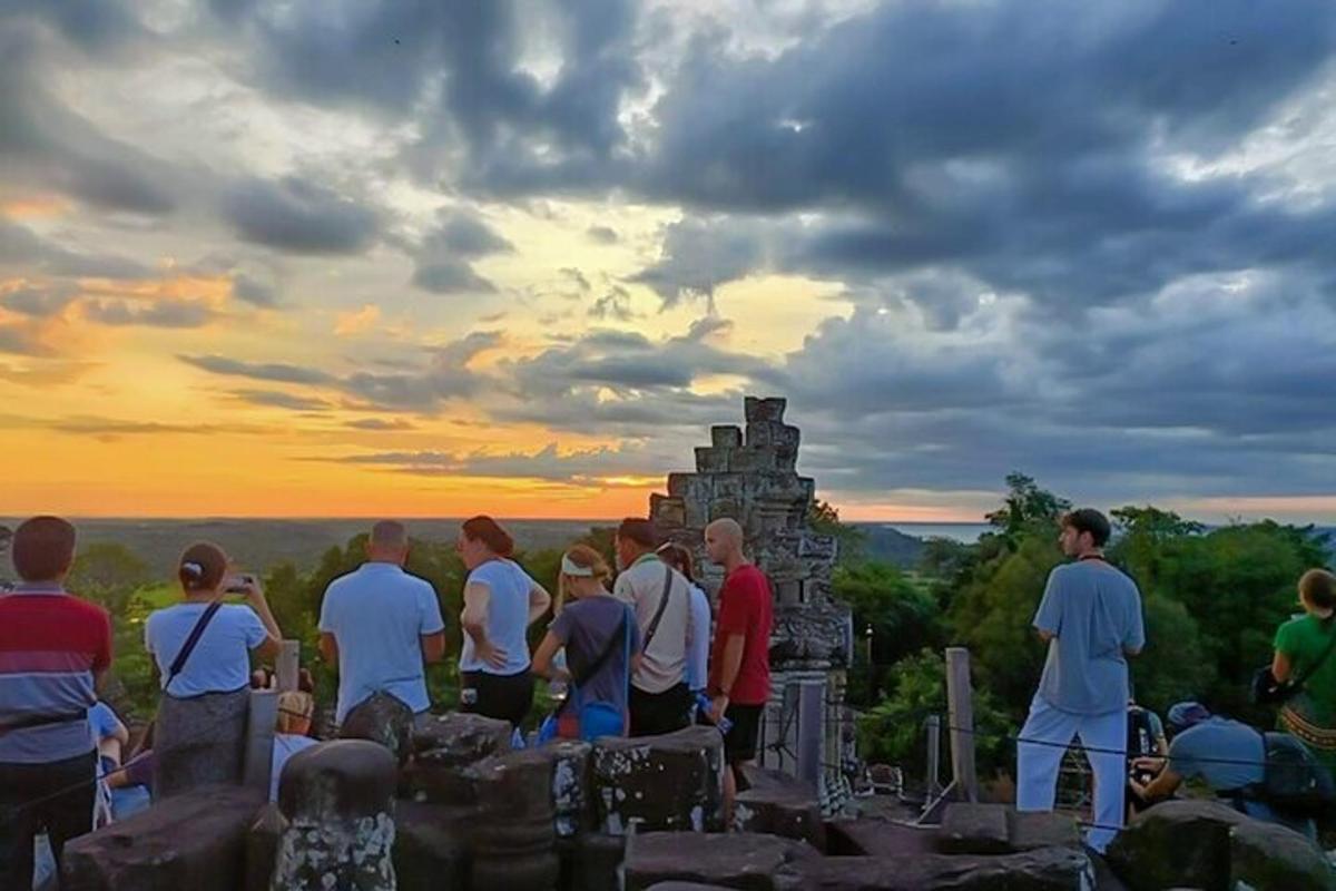 un gruppo di persone in piedi in cima a un monumento