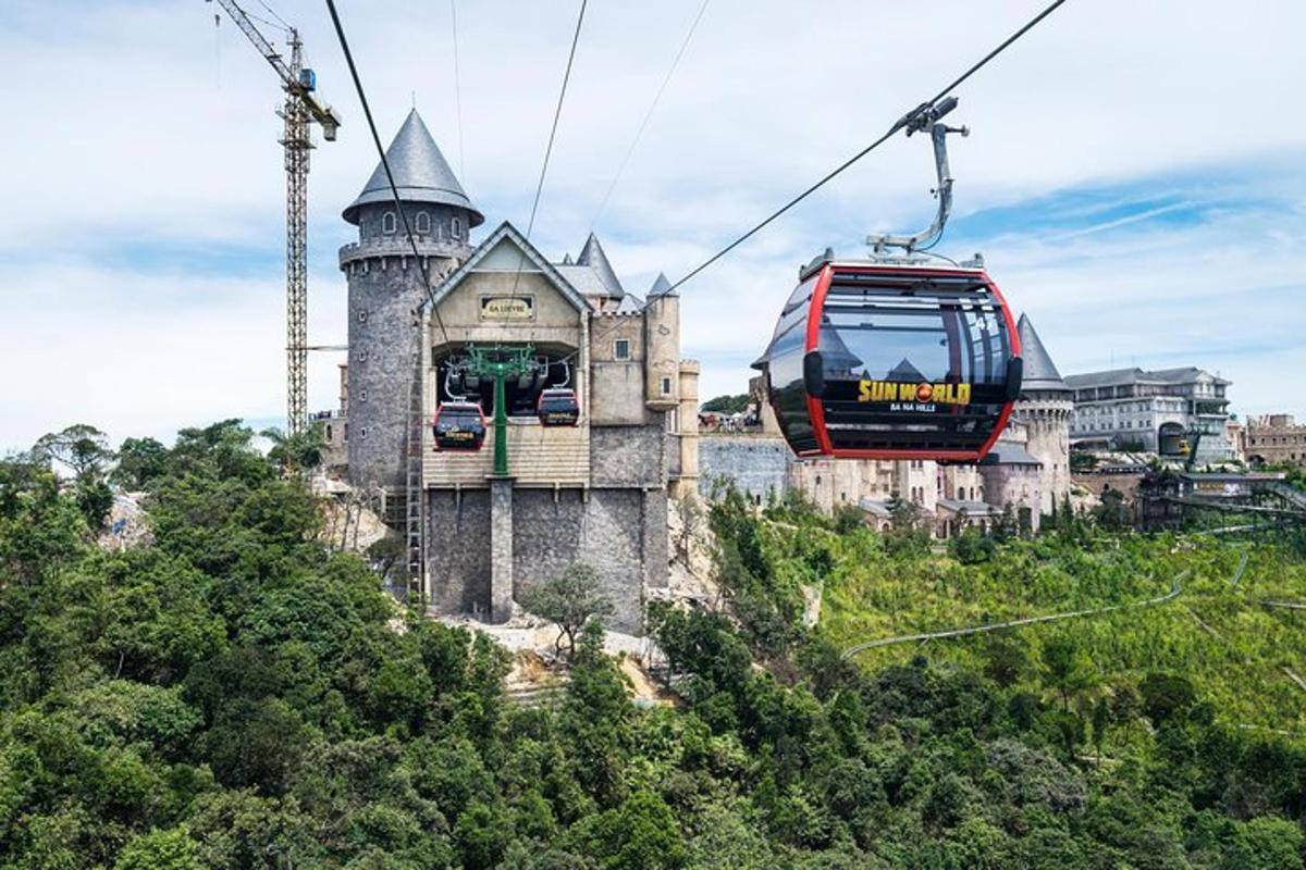 un giro in gondola davanti a un castello