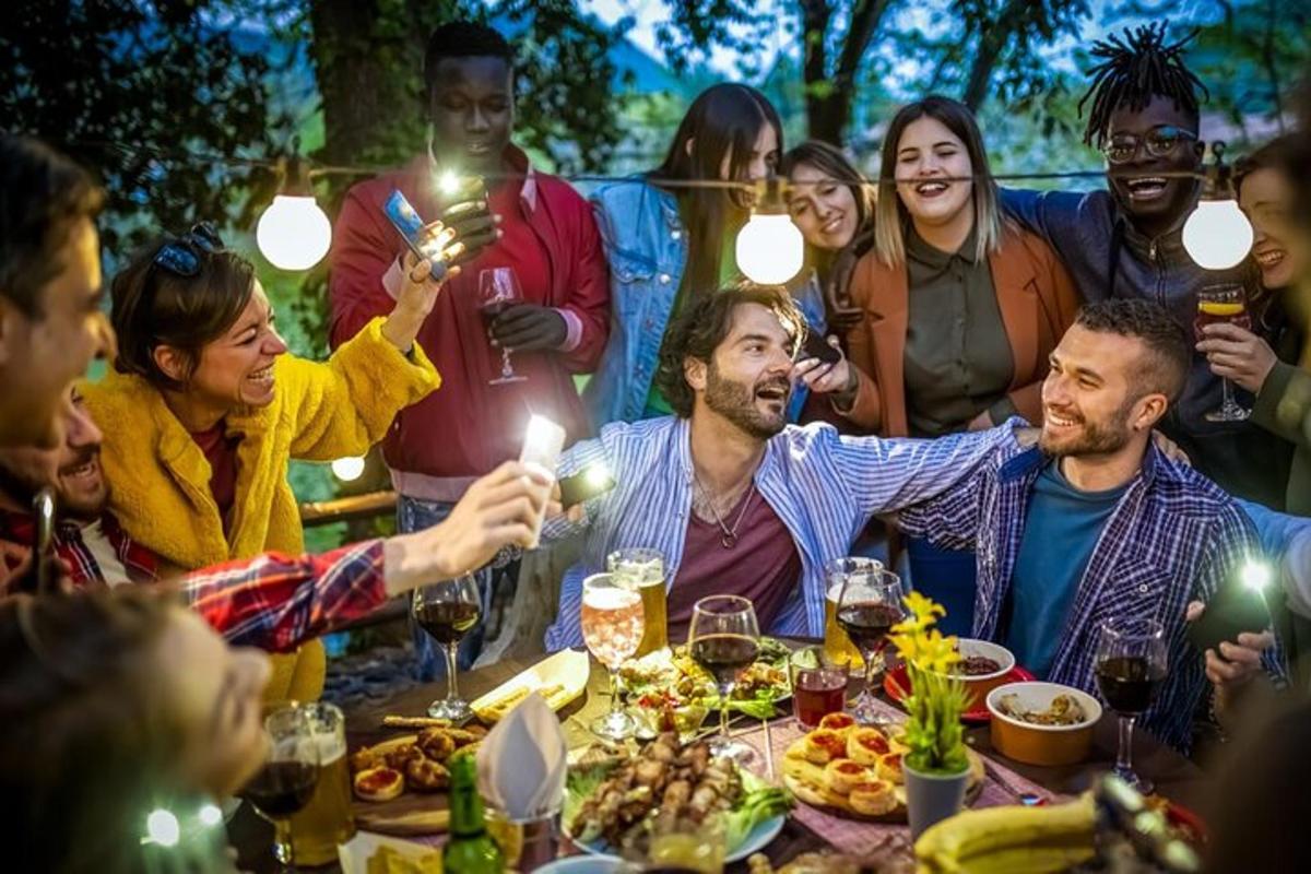 um grupo de pessoas sentadas ao redor de uma mesa comendo comida