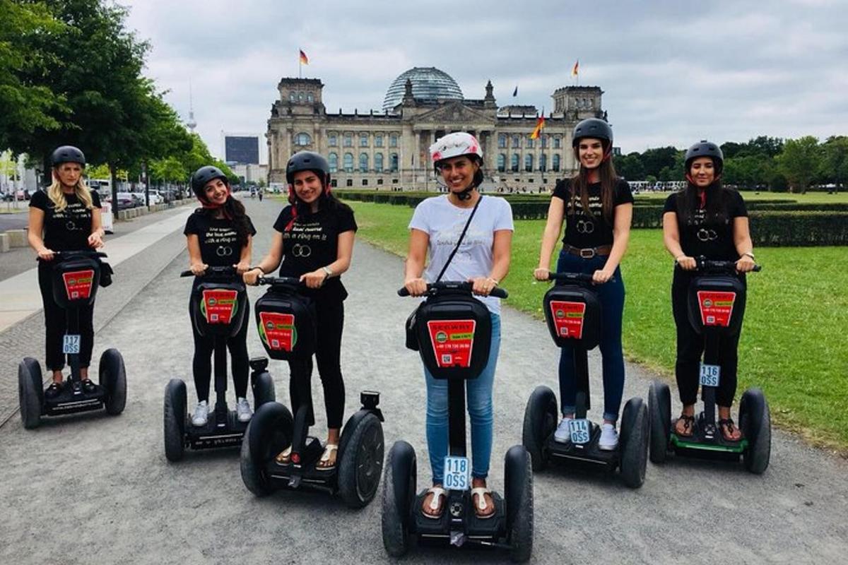 egy csoport nő segwayeken lovagol egy épület előtt