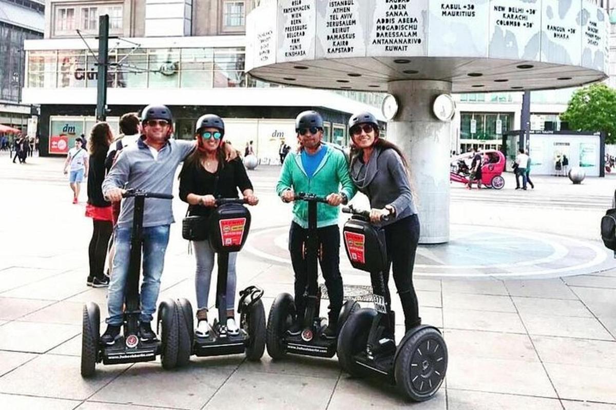 un gruppo di persone che cavalcano i segift