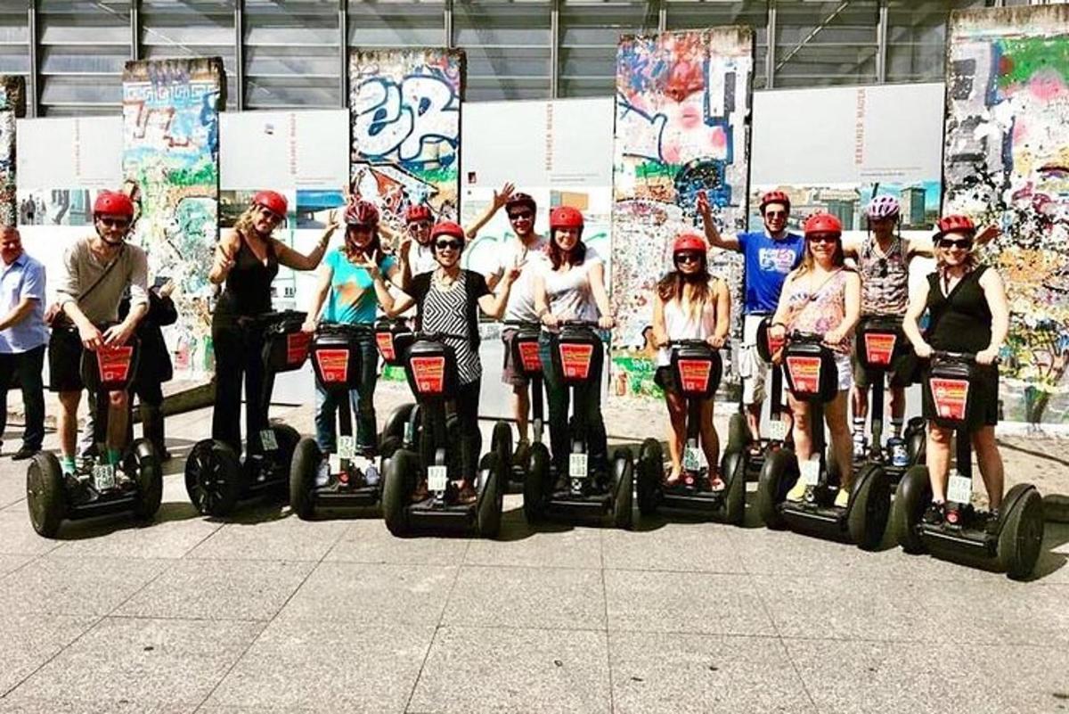 một nhóm người đang đi trên xe segway
