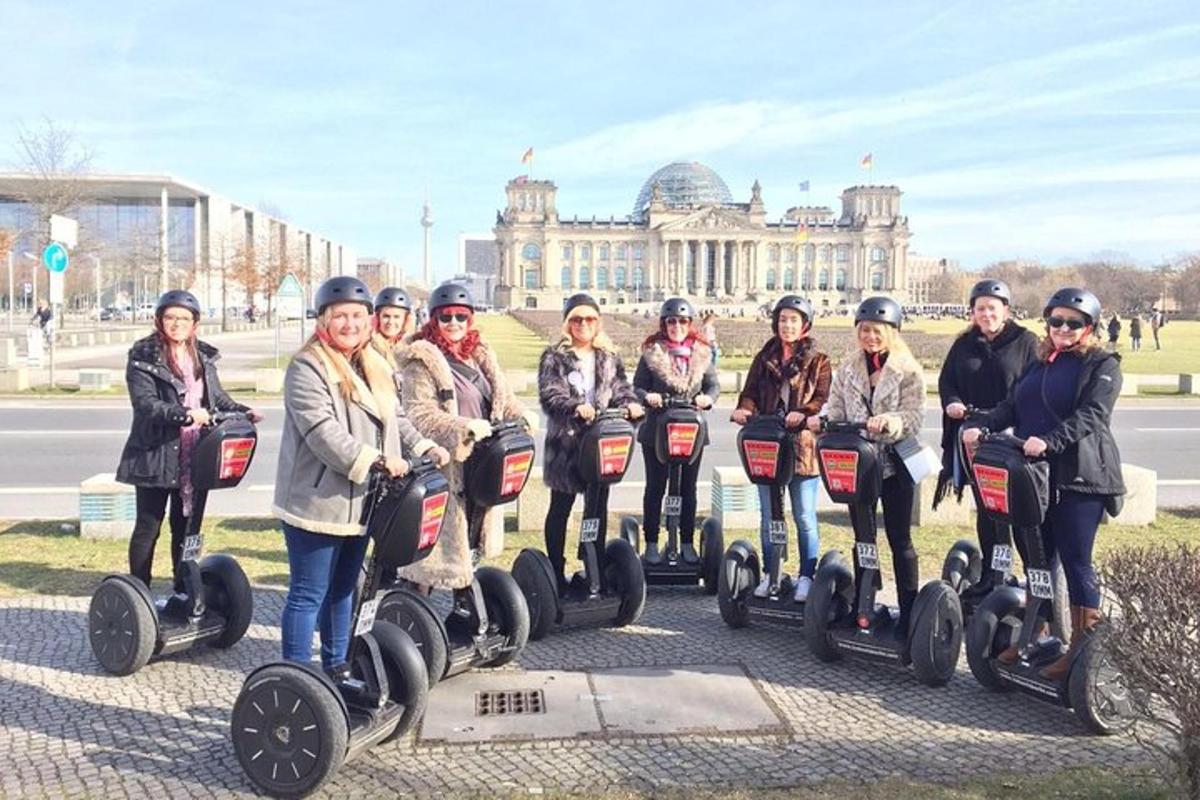 un gruppo di donne in segway davanti a un edificio
