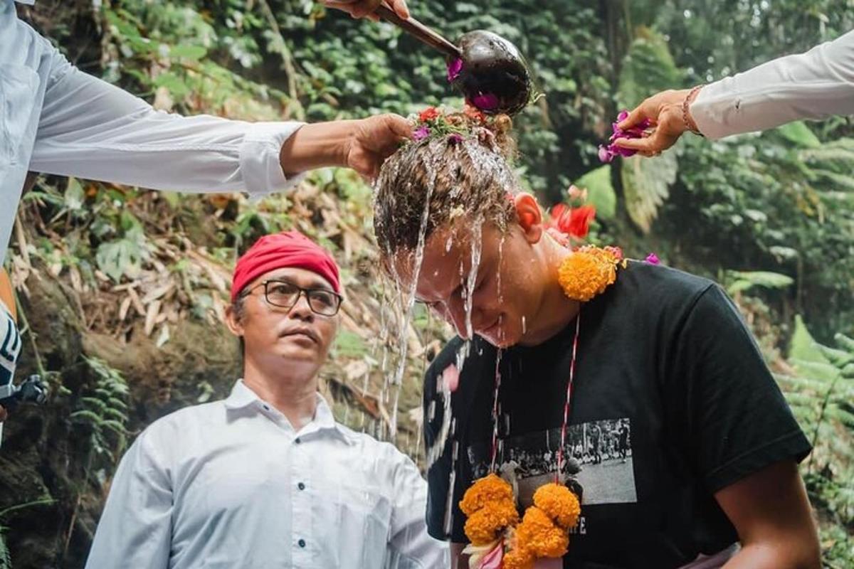 seorang lelaki dipotong rambut oleh seseorang