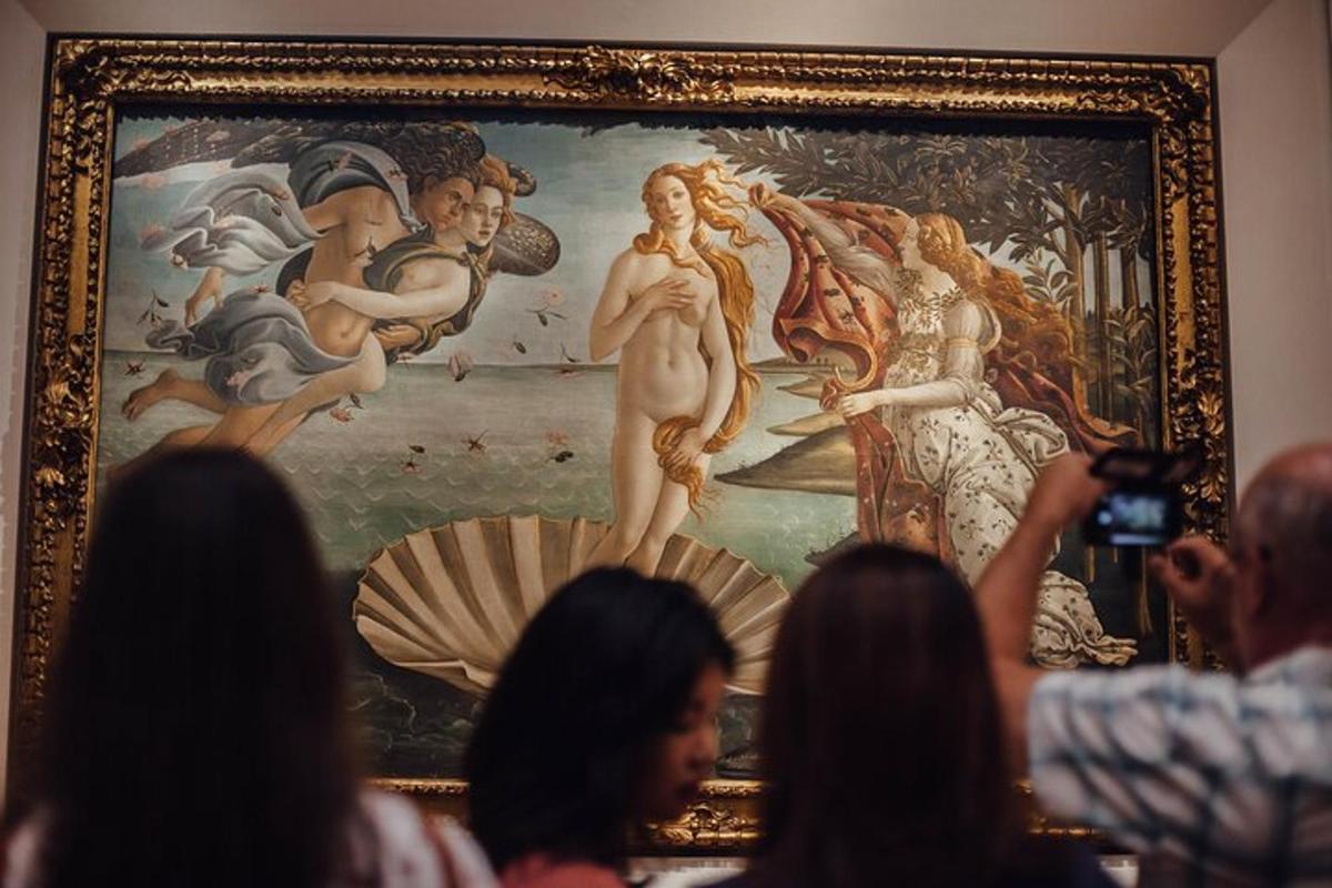 persone che scattano foto di un dipinto in un museo