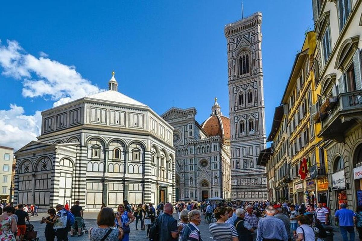 una folla di persone in piedi davanti a un edificio con una torre dell'orologio