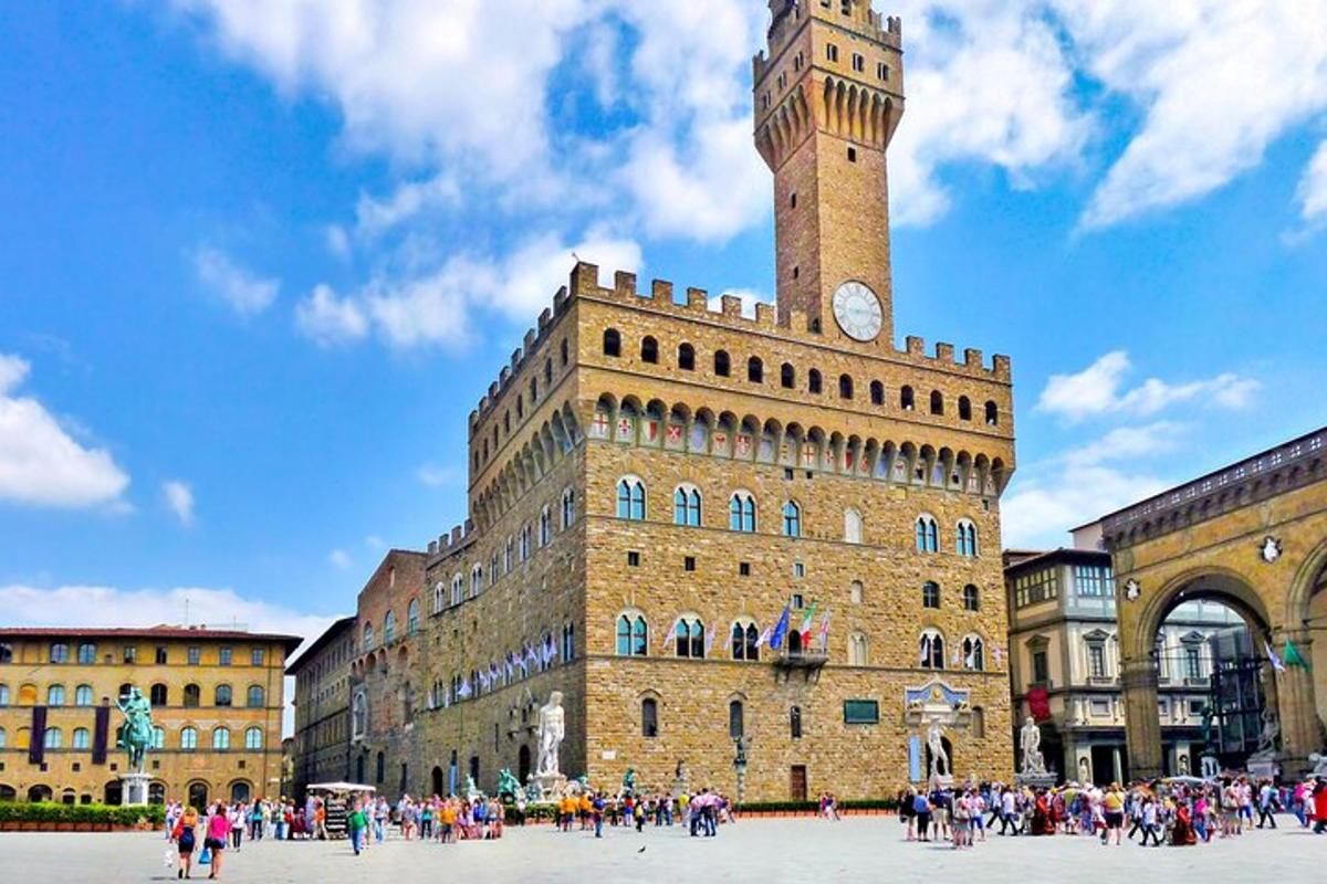 un grande edificio con una torre dell'orologio in cima