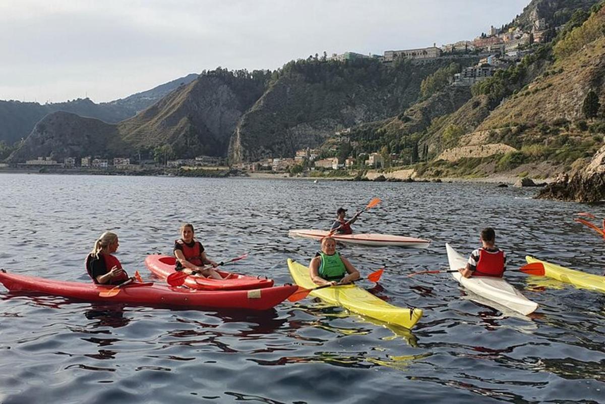 un grup de persones en caiacs en un llac