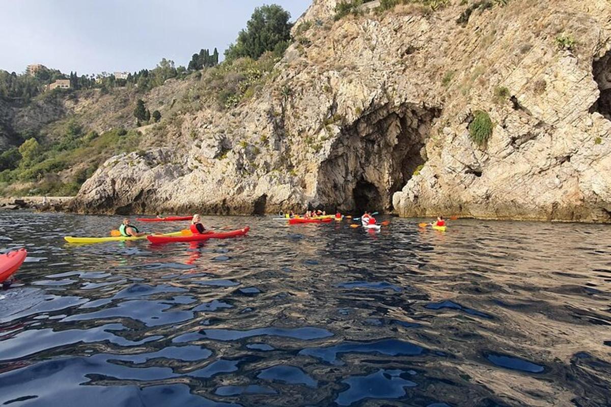 un grup de persones fent caiac en una massa d'aigua