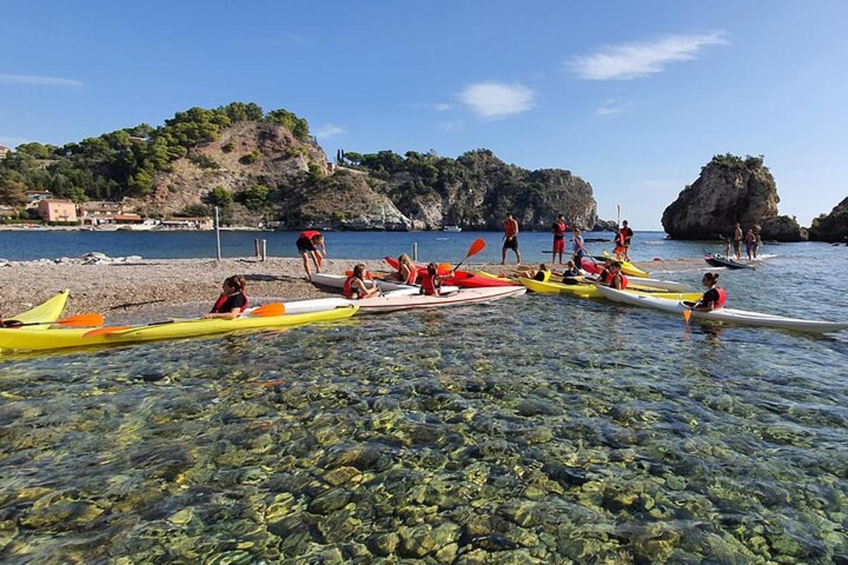 un grup de persones en caiacs a la platja