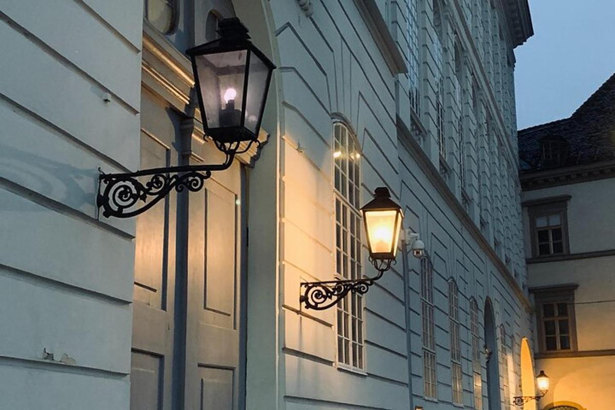 Un par de luces en el costado de un edificio
